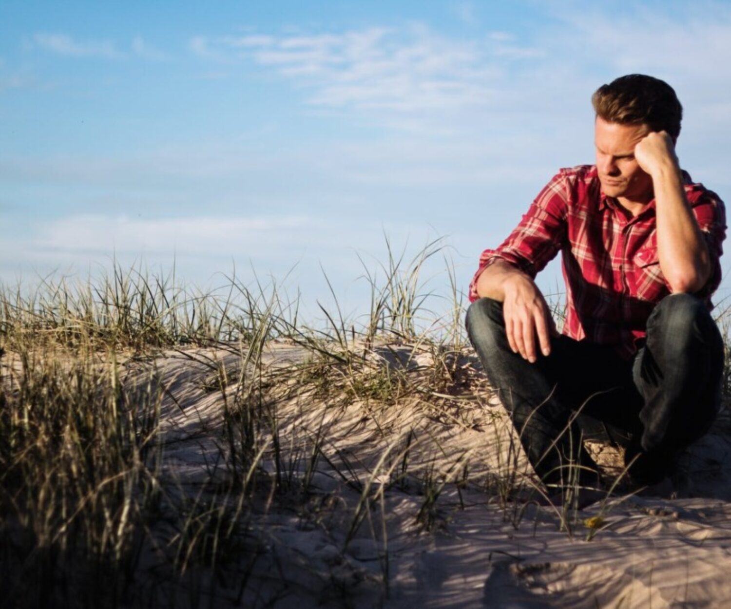 shallow focus photography of man wearing red polo shirt